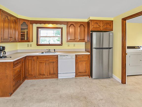 3rd image of 3743 Dawes Ave