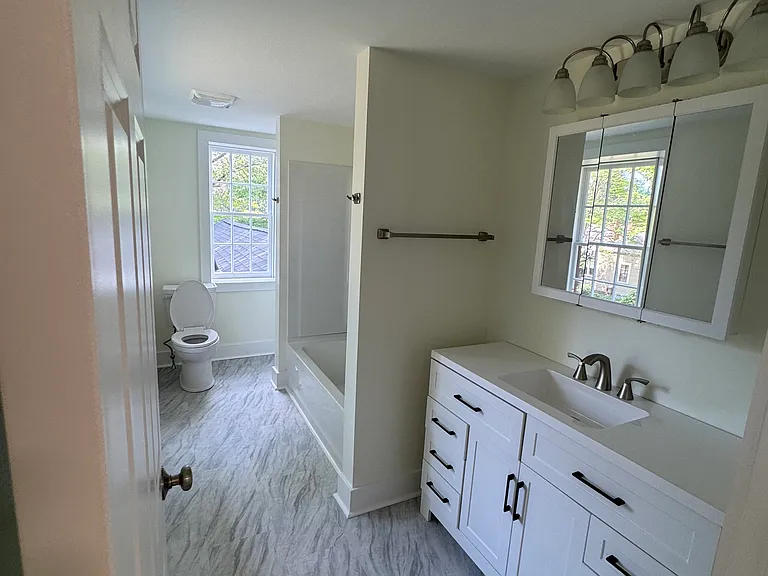 Second Floor Bathroom (6 x 13)