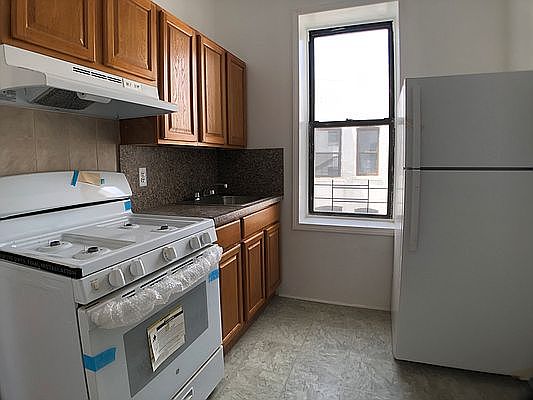 4th image of 1672 E 13th St