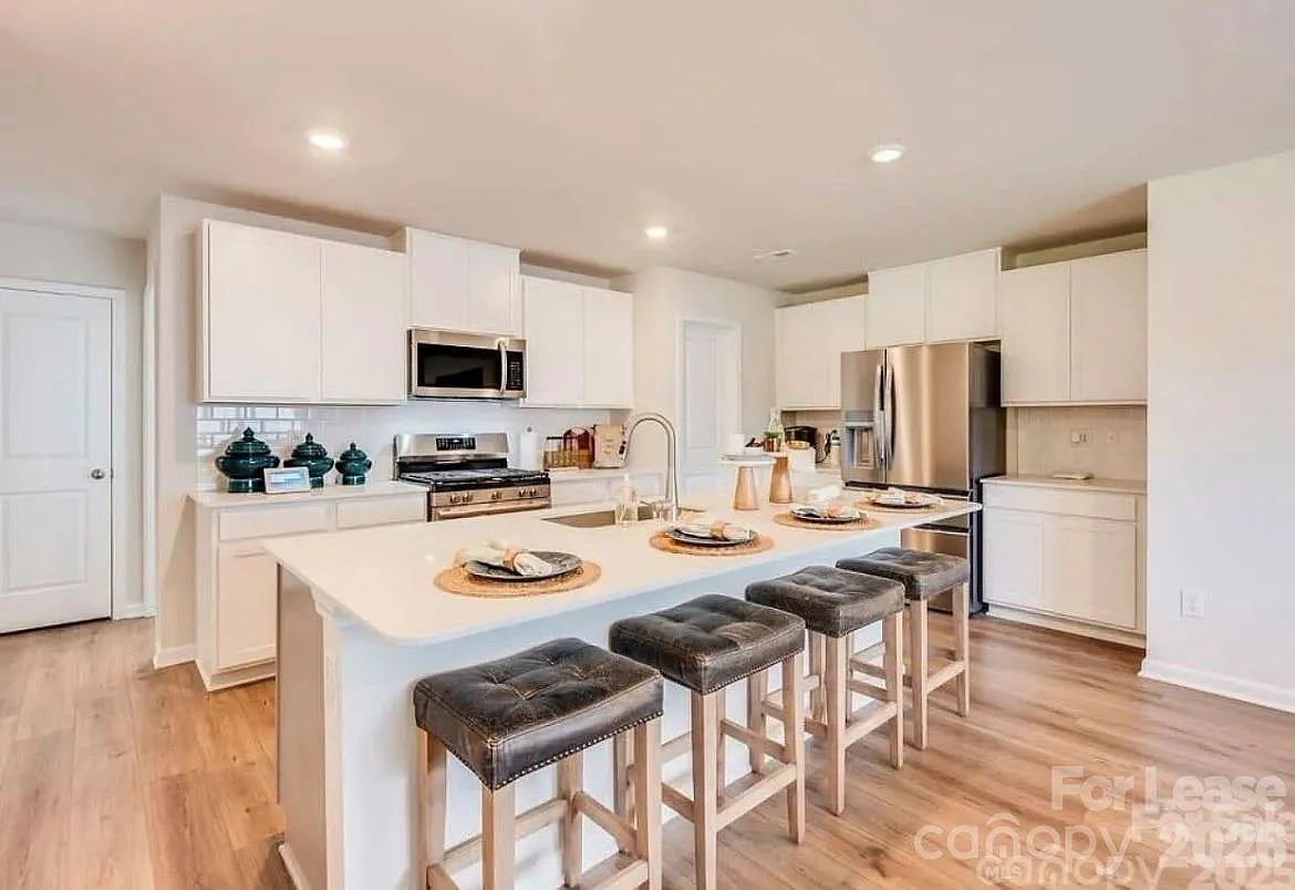 5 bed, 3.0 bath, $2,650 — Photo 4