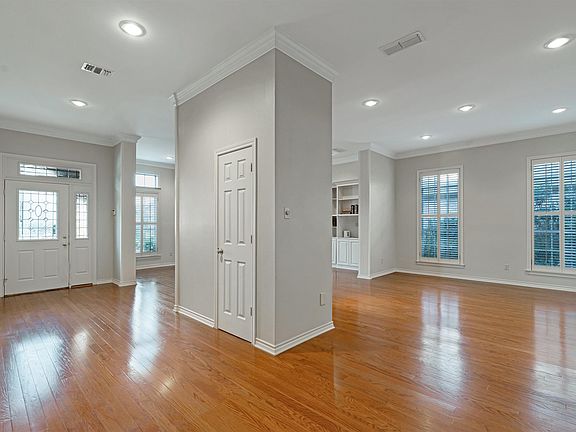3rd image of 406 Brighton Ct