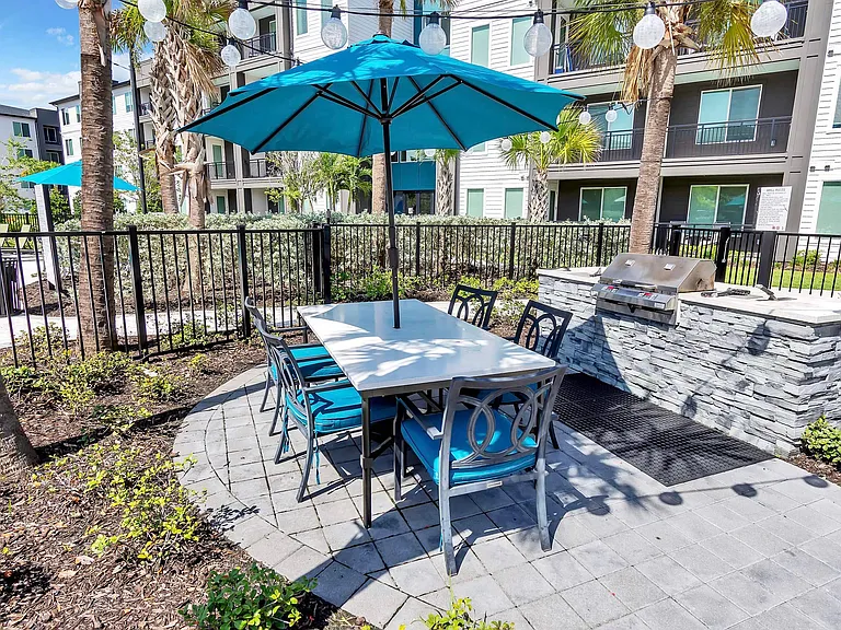 AVLI AT CROSSTOWN CENTER APARTMENTS — Photo 13