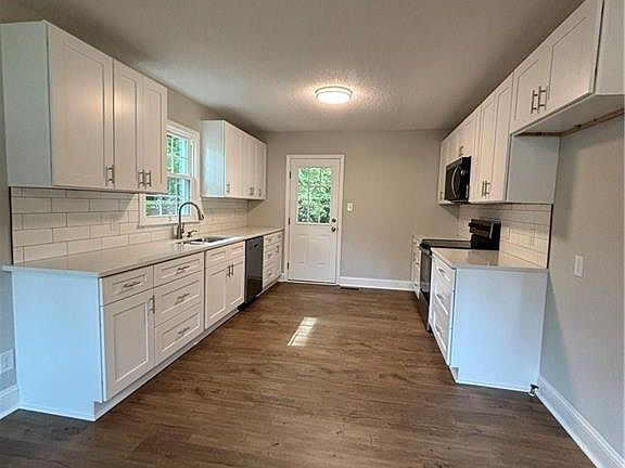 3rd image of 1348 Calvert Dr