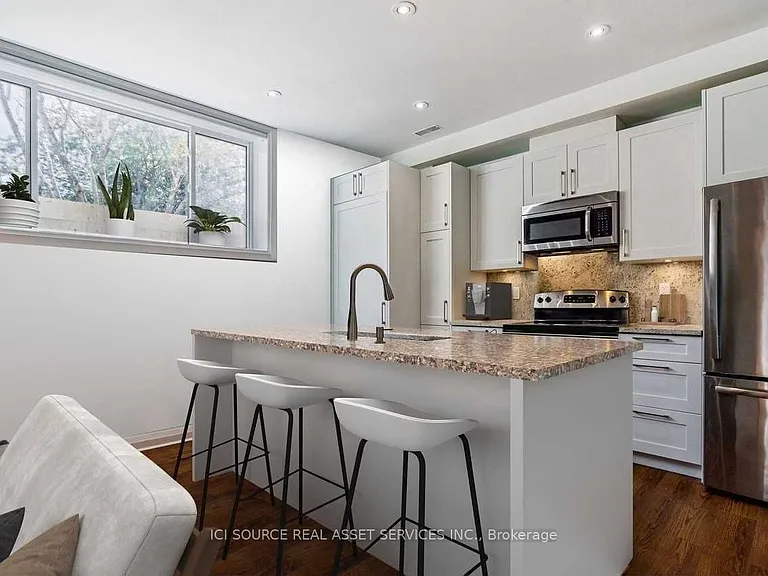19 Ivy Lea Cres — Photo 4