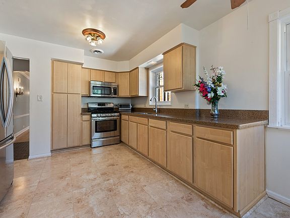 5th image of 5931 N Sacramento Ave