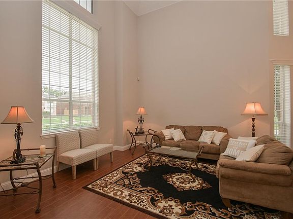 4th image of 301 Courtney Ln
