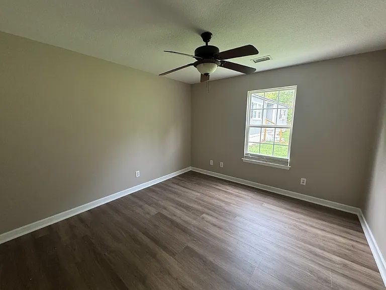 867 Louie Ln — Photo 6