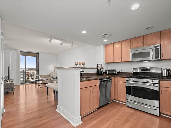 4th image of 414 Water St Unit 1810