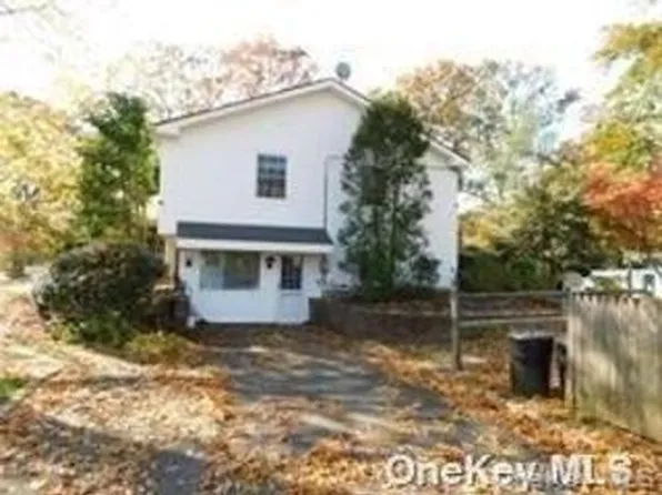 36 Wedgewood Dr, Coram, NY 11727