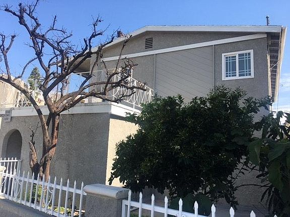 3rd image of 124 N Montebello Blvd
