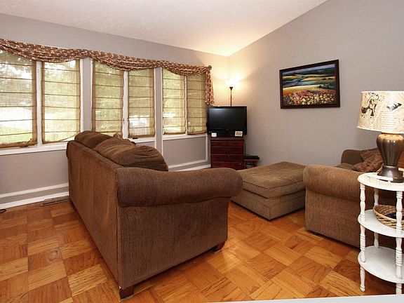 4th image of 6100 Meadowbrook Ln