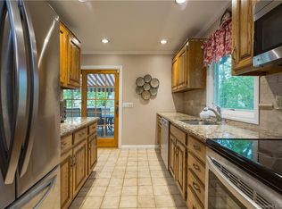 1 Hillview Dr E, New Fairfield, CT 06812
