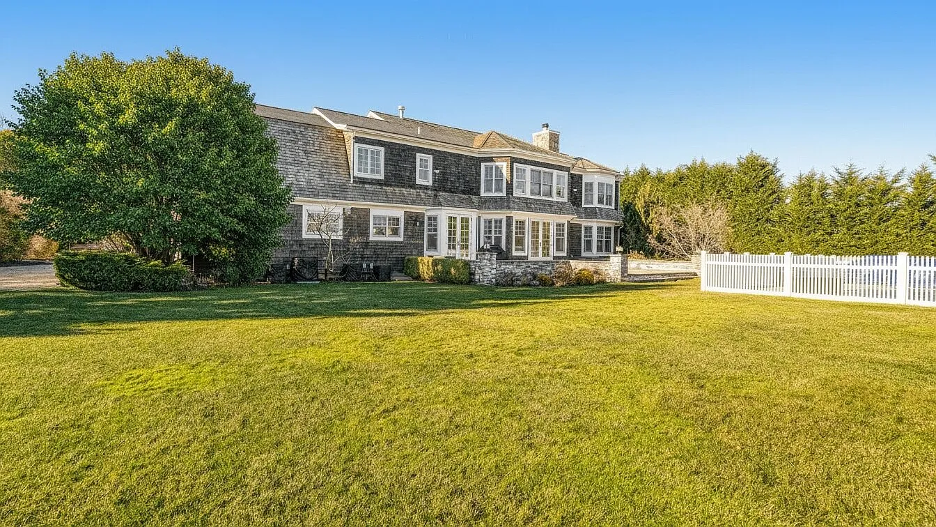 Elegant Southampton Retreat with Pool & Tennis Court — Photo 3