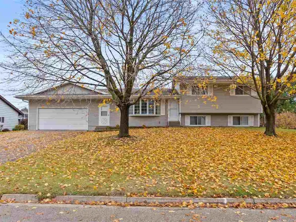 812 11th St, Kalona, IA 52247