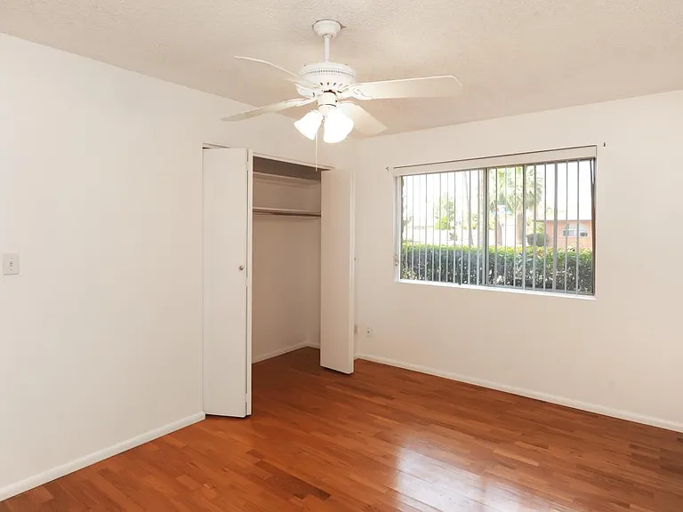 2405 E Huntington Dr — Photo 23