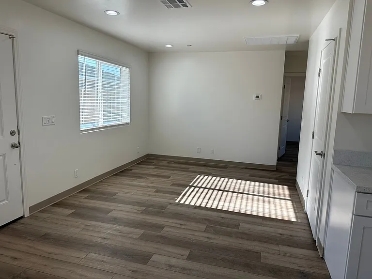 927 W Franklin Ave #B — Photo 8