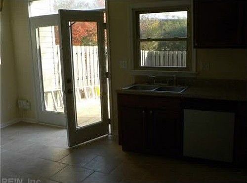 5th image of 715 Creekside Cres