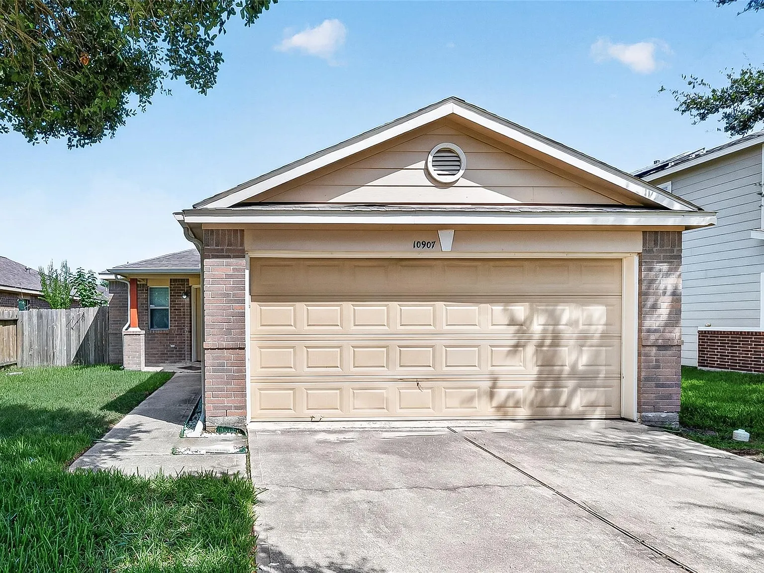 3 bed, 2.0 bath, 1304 sqft, $2,100 — Photo 2