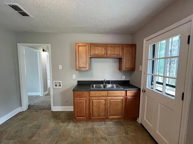 2727 Henley Dr — Photo 10