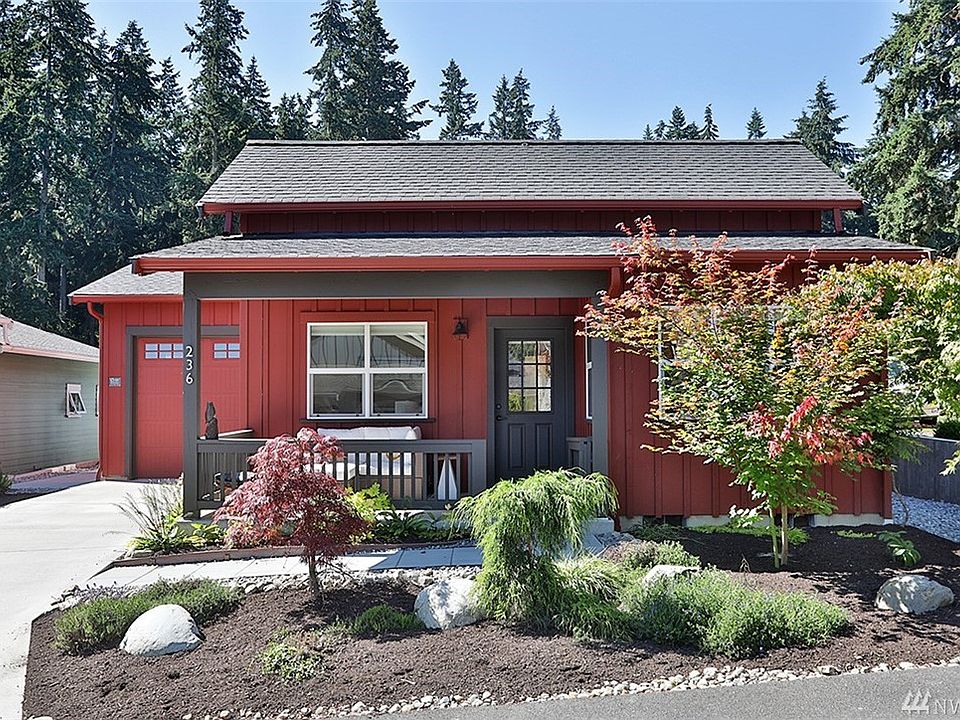 A short stroll from the seaside village of Langley in coveted Highlands, this charming Green Built Bungalow is ready to welcome you to Island Living. 