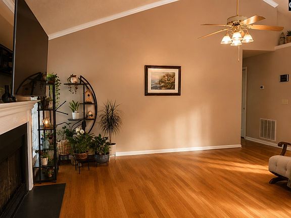 5th image of 217 Stockmoor Rd