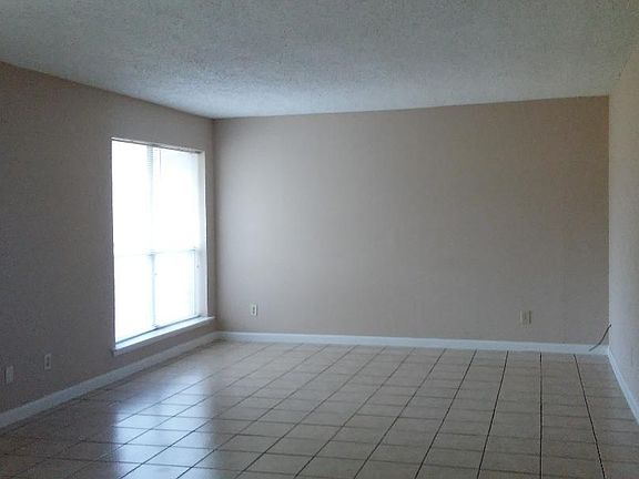 spacious  livingroom