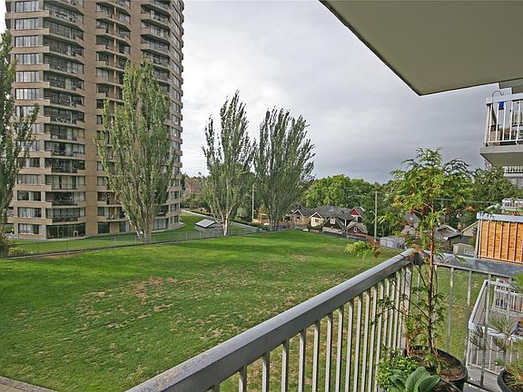 3rd image of 647 Michigan St #408