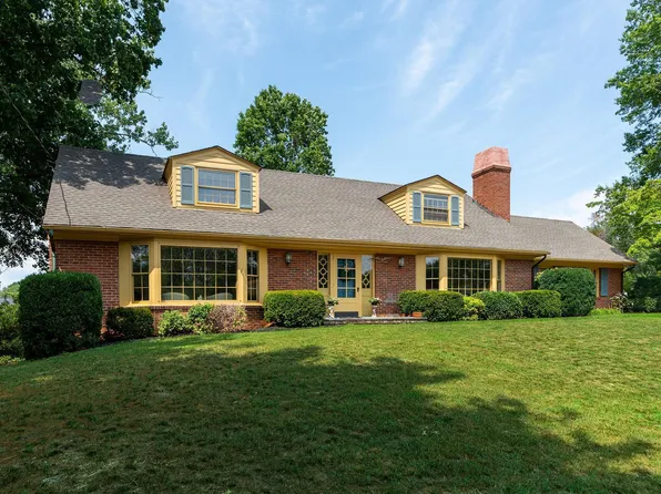 808 Warwick Cir, Waynesboro, VA 22980