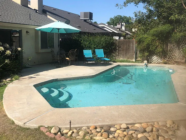 Backyard pool has 4 lounges and patio table with unbrella.
Pool available and maintained all year (heated by the sun)