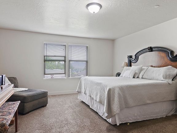 4th image of 1061 Bear Hollow Ln