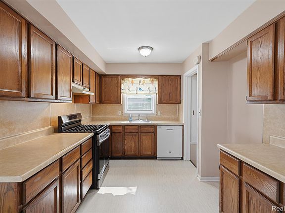 4th image of 32600 W Chicago St