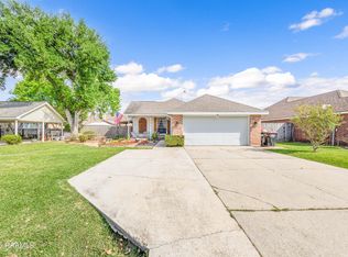107 Village Green Dr, Youngsville, LA 70592
