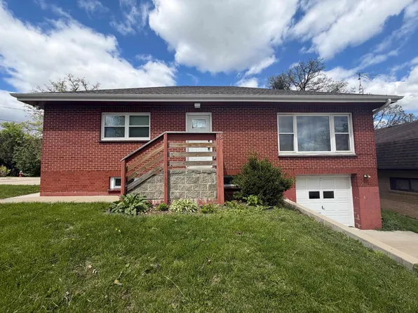 45 Oak Grove Dr, Dubuque, IA 52003