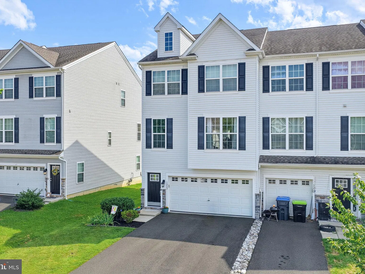 3 bed, 2.5 bath, 2600 sqft, $2,800 — Photo 4