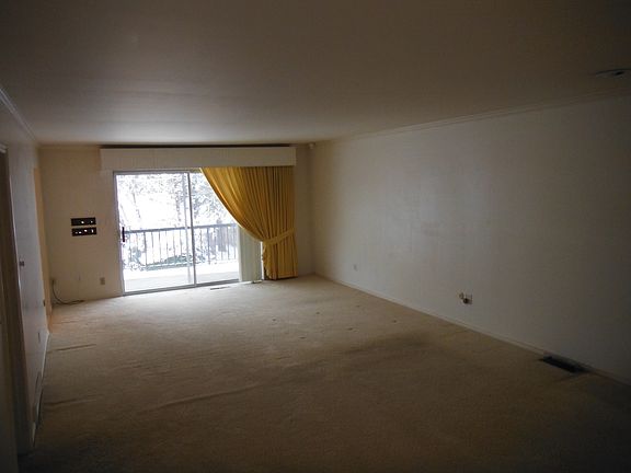 Master w/private balcony