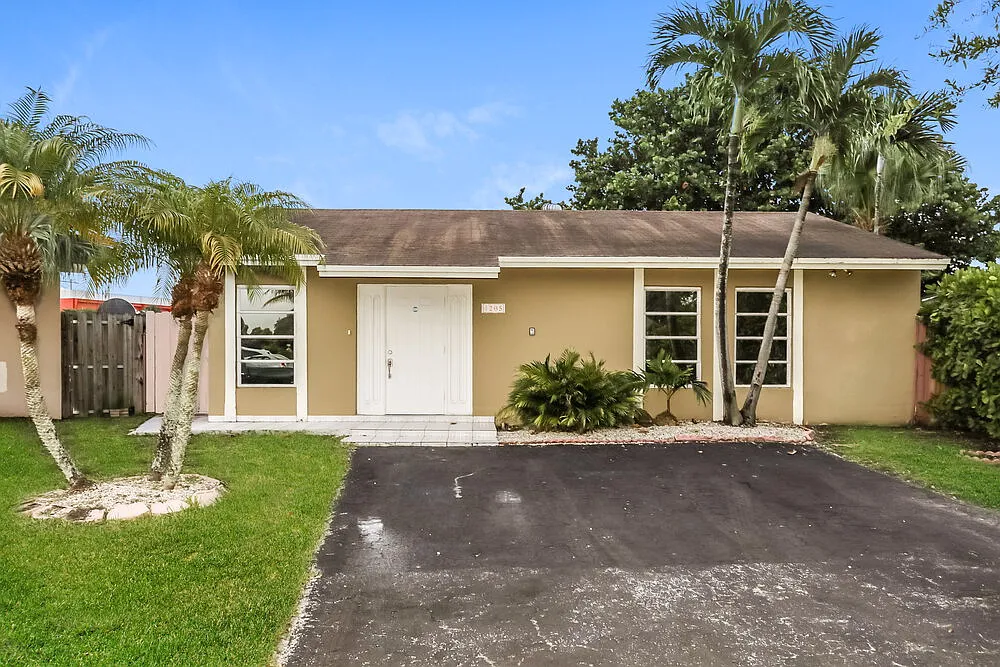 3 bed, 2.0 bath, 979 sqft, $2,705 — Photo 1