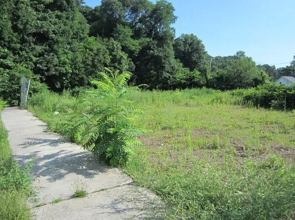 2 Vernon St, Holyoke, MA 01040