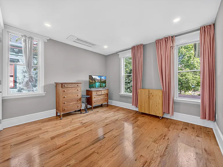 70 Sherman Pl — Photo 12