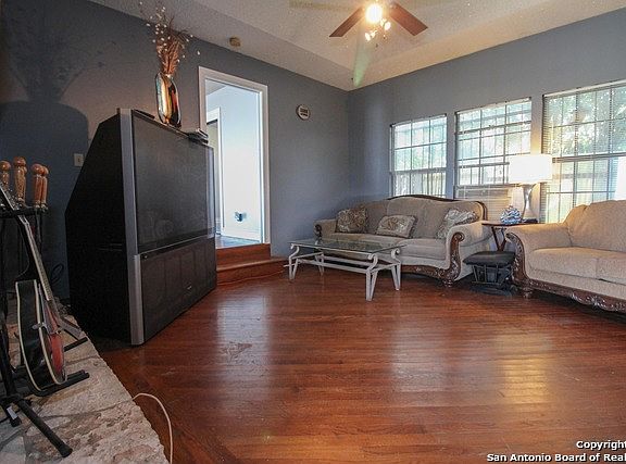 4th image of 1302 Capitol Ave