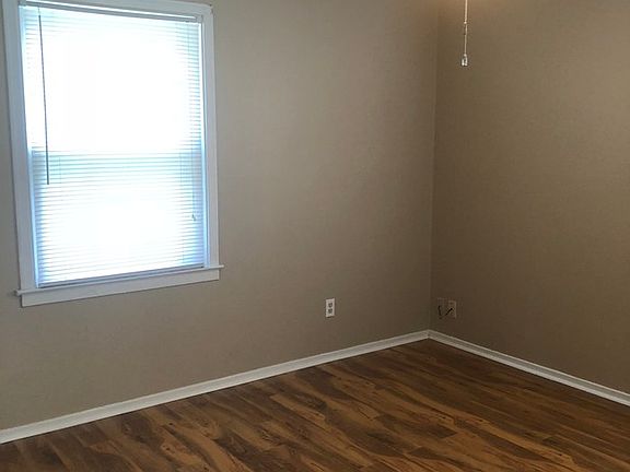 3rd image of 703 Valerie Ln