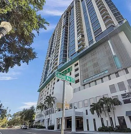 1 Beach Dr SE — Photo 2
