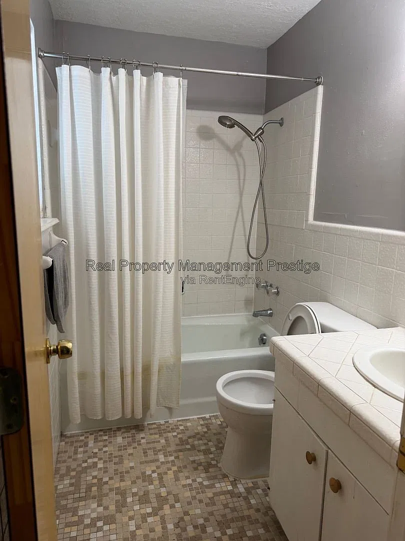 Studio, 1.0 bath, $825 — Photo 3