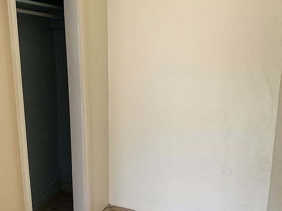 3rd image of 927 Farmer St Unit 2