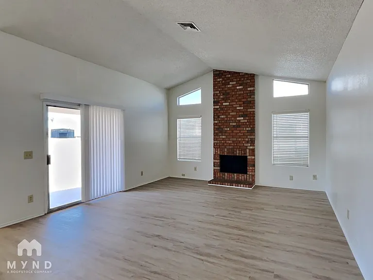 10049 W Mariposa St — Photo 3