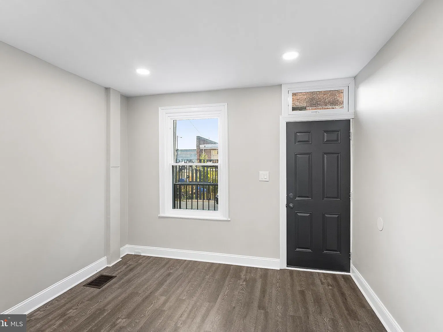 2 bed, 1.0 bath, 906 sqft, $1,500 — Photo 2