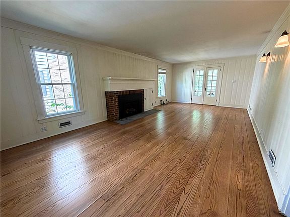 3rd image of 420 W Washington Blvd
