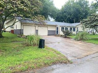 322 N 9th St, Neodesha, KS 66757