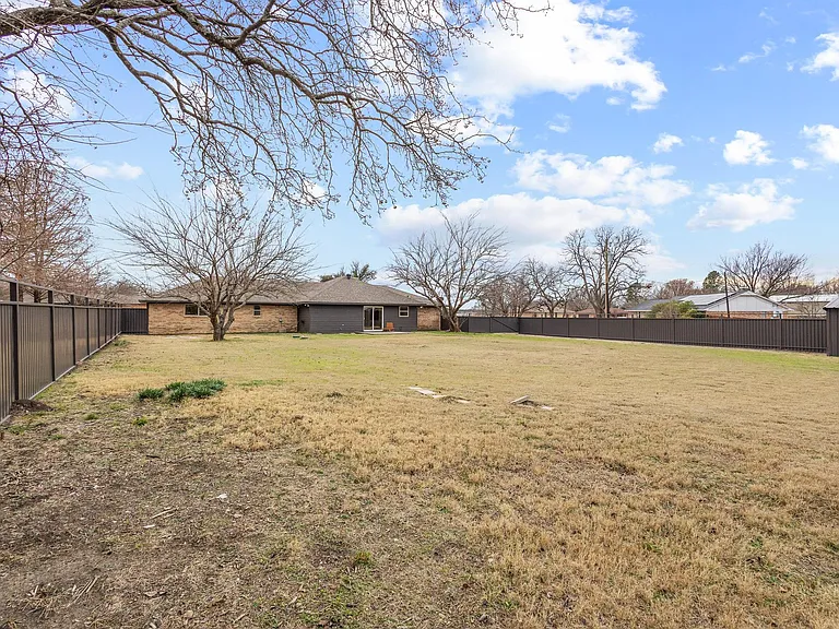 3327 Carriage Cir — Photo 37
