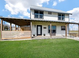 2749 W Bayshore Dr, Palacios, TX 77465