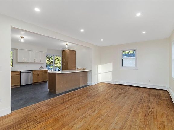 3rd image of 6 Holmes St